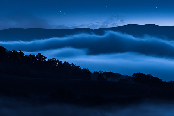 Campagne Auvergnate sous les premières étoiles - Photo de paysage d'Auvergne la nuit, par Brok