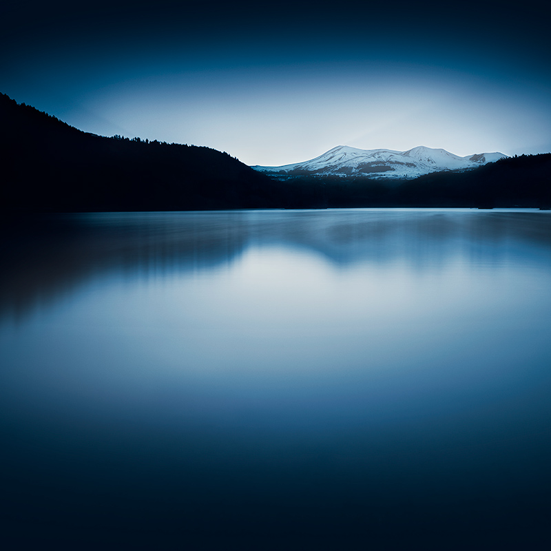 Le lac chambon au crépuscule en hiver - Photo du lac chambon, par Brok