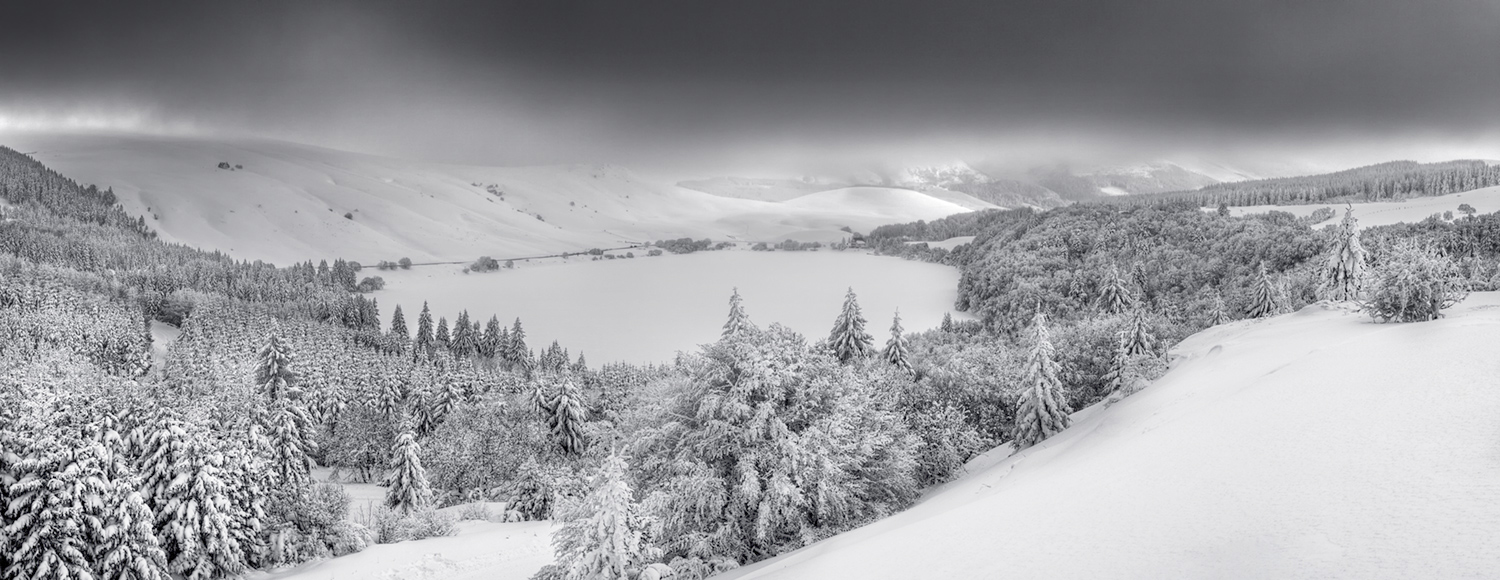 Le Lac de Guéry au coeur de l'hiver - Photo panoramique du lac de Guéry en hiver, Auvergne, Brok Photographie.