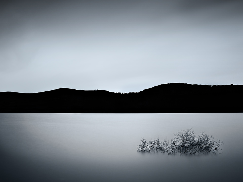 Le lac Montcineyre avant l'arrivée de l'orage - Photo du lac Montcineyre, entre les monts Dore et le massif du Cézallier, Brok photographie