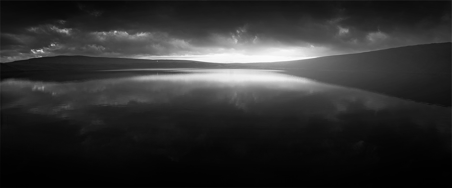 Fin d'une journée orageuse au Lac de la Godivelle  - Photo panoramique du lac d'en haut de la Godivelle en noir et blanc, en fin de journée, par Brok