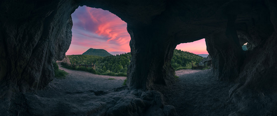 Crépuscule sur le Puy-de-Dôme depuis les grottes du Clierzou - Photo du Puy-de-Dôme depuis les grottes du Clierzou, par Brok