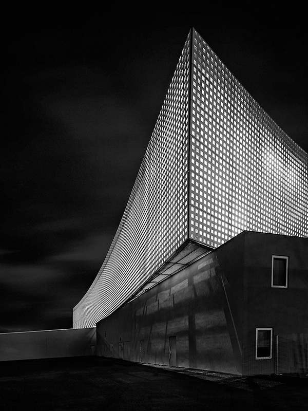 Le Prisme d'Aurillac la nuit - Photo du Prisme en noir et blanc, salle de concerts et d'expositions située à Aurillac.