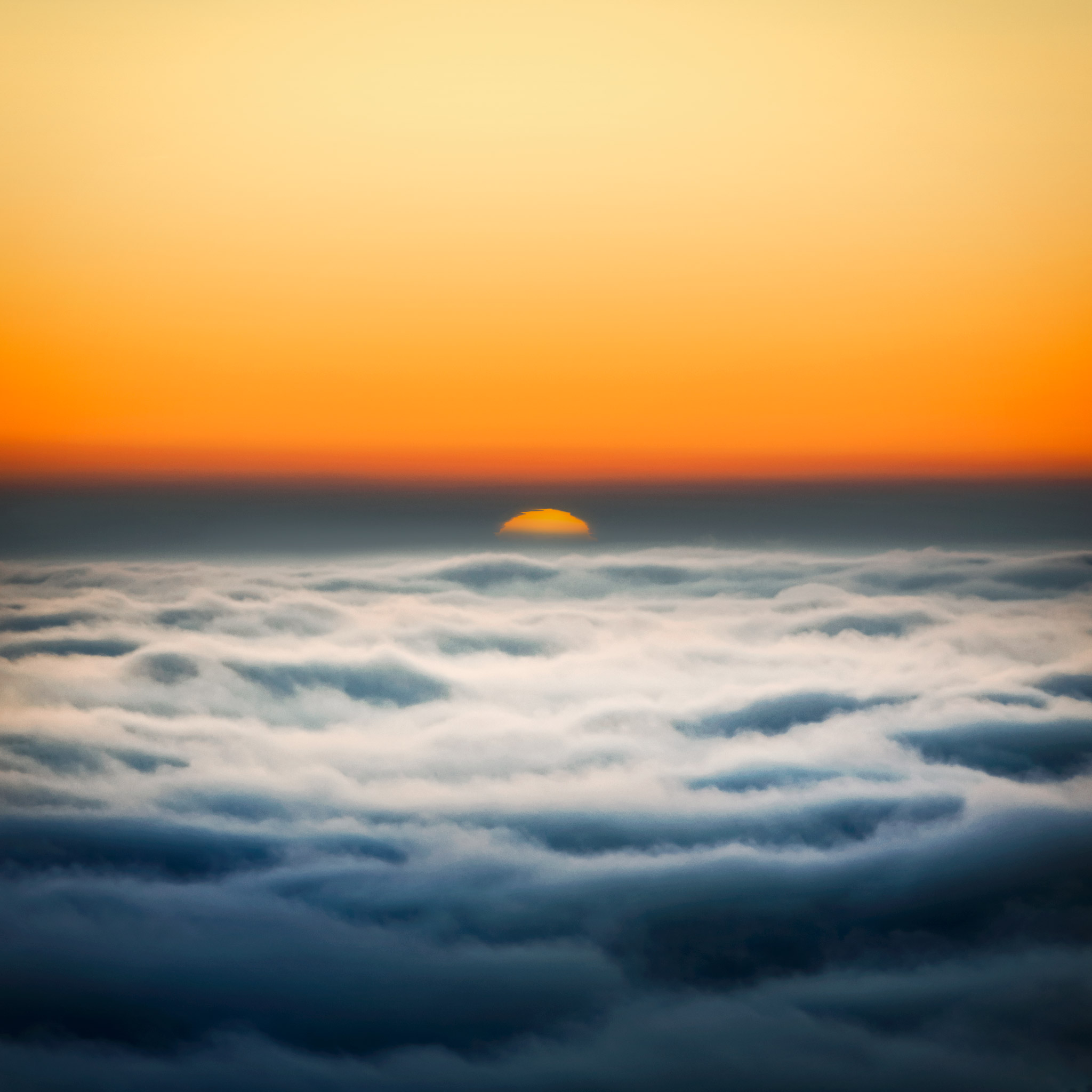 Coucher de soleil sur mer de nuages, au sommmet du Puy-de-dôme - Photo de coucher de soleil, par Brok