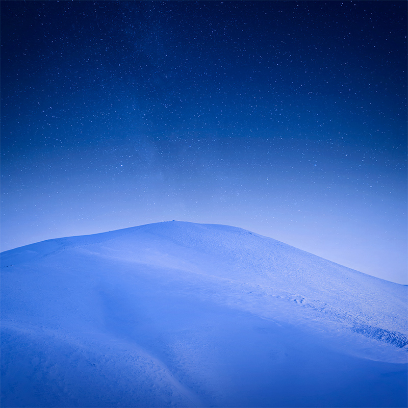 Environs du puy de la tache la nuit, Aperçu d'une montagne enneigée, la nuit, par Brok