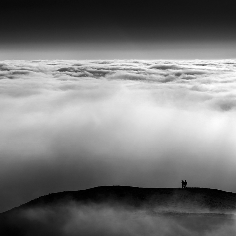 Randonneurs dans une mer de nuages au sommet du Puy de Dôme - Photo à contre-jour de randonneurs face à une mer de nuages, Brok photographie