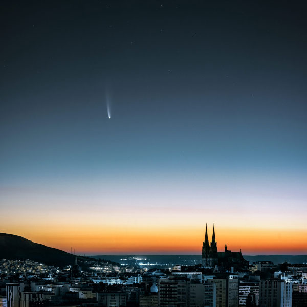 Photo du passage de la comète Néowise au dessus de la Cathédrale Notre-Dame-de-l'Assomption à Clermont-Ferrand, Brok photographie