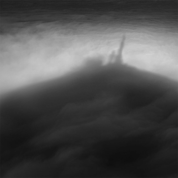 Photo de l'ombre du Puy de Dôme sur une mer de nuage, Brok