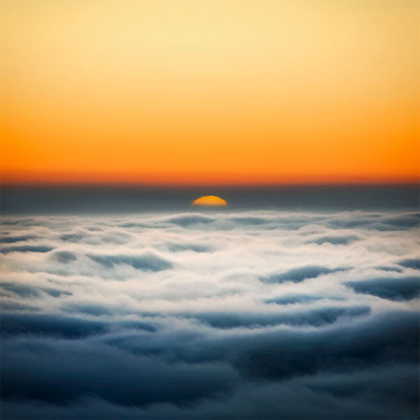 Soleil couchant sur une mer de nuages au sommet du Puy de Dôme, Auvergne, BrOk