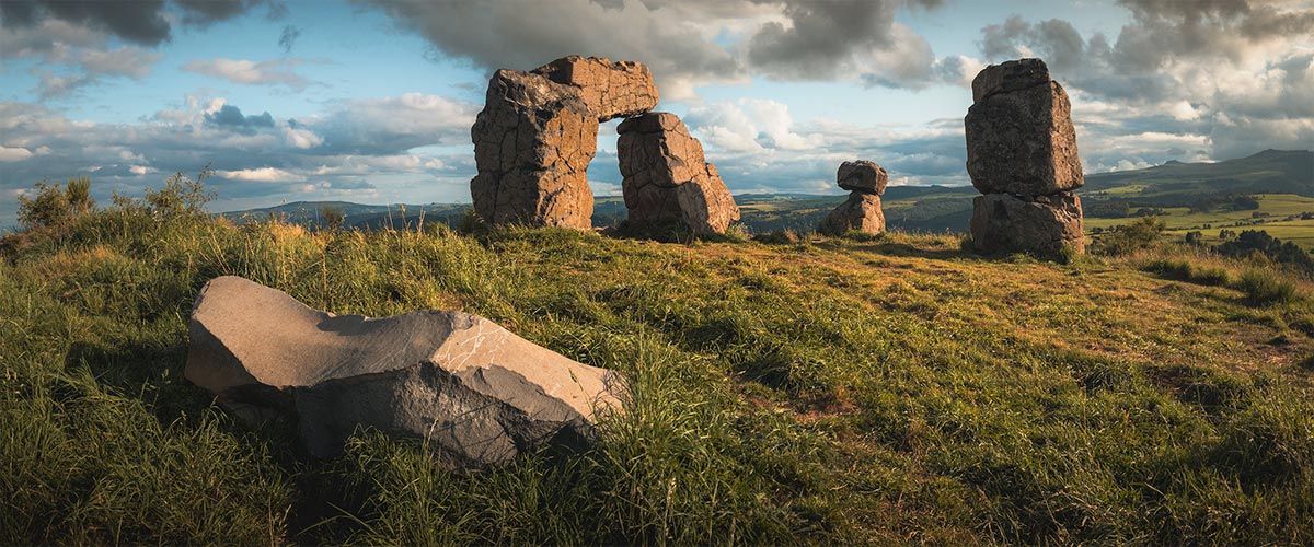 Le dolem du puy d'Alou en été, Auvergne, BrOk