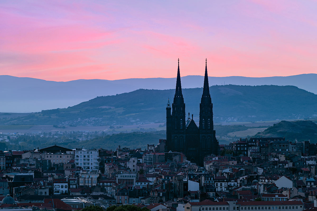 Cathédrale de Clermont-Ferrand à l'aube, quelque par en Auvergne, BrOk