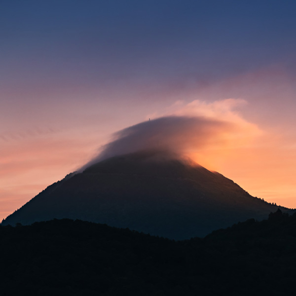 Le Puy de Dôme coiffé d'un nuage, au coucher du soleil, par BrOk