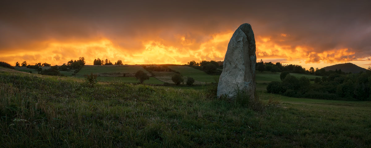 Menhir solitaire prêt du lac d'Aydat au coucher du soleil, en Auvergne, par BrOk