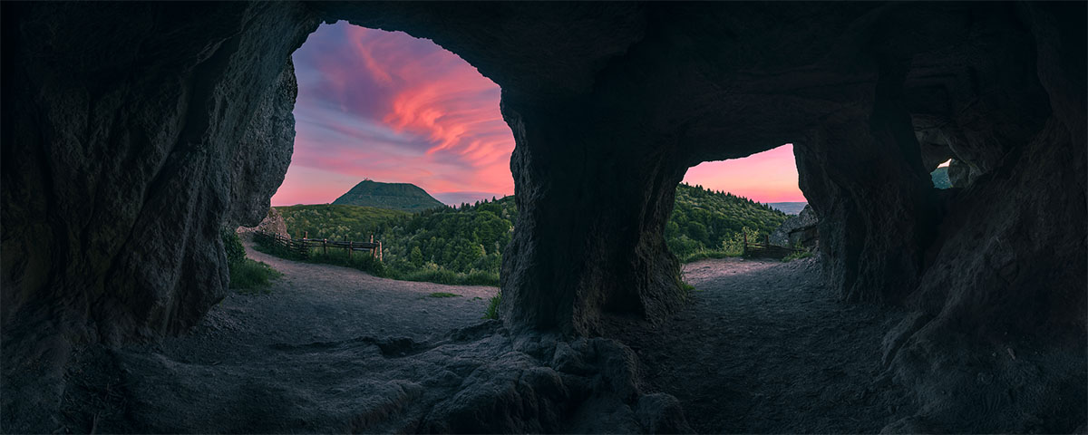 Menhir solitaire prêt du lac d'Aydat au coucher du soleil, Auvergne, par BrOk