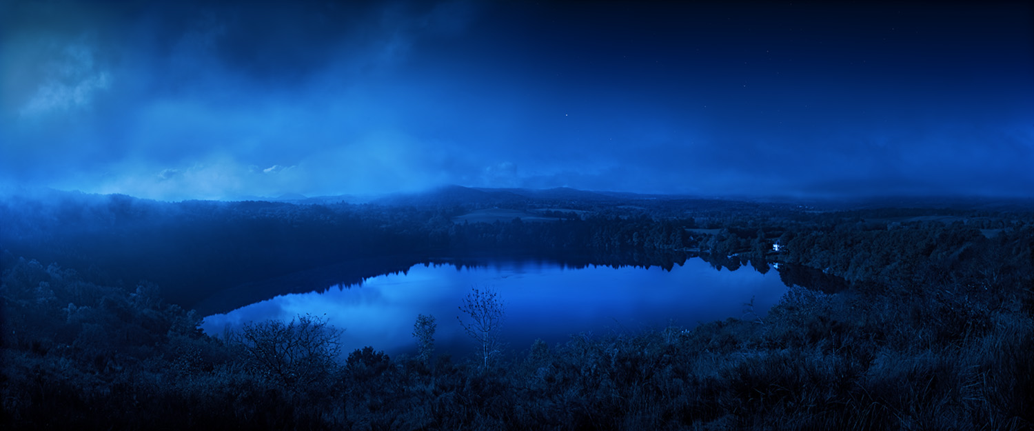  Le gour de Tazenat une nuit de pleine lune au coeur du Puy-de-Dôme - Photo panoramique du gour de Tazenat la nuit, par BrÖk