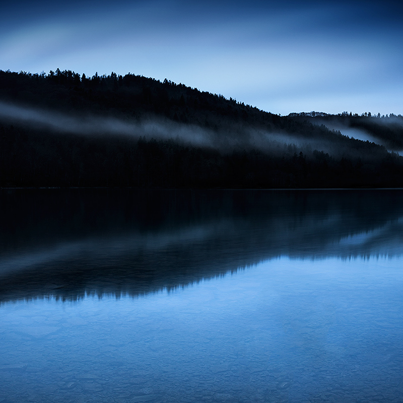 Le Lac Chambon dans les brumes matinales - Photo du Lac Chambon, en Auvergne, par Brok