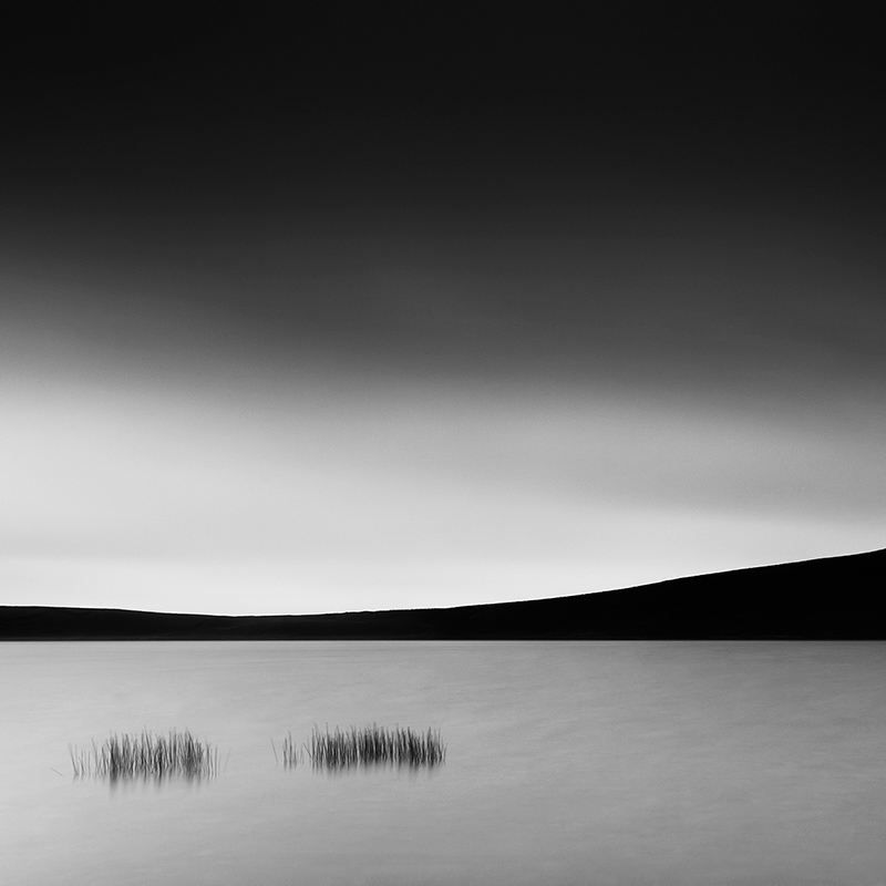 Le lac d'en haut de la Godivelle un jour de pluie - Photo en noir et blanc du lac de la Godivelle, Auvergne, Brok photographie