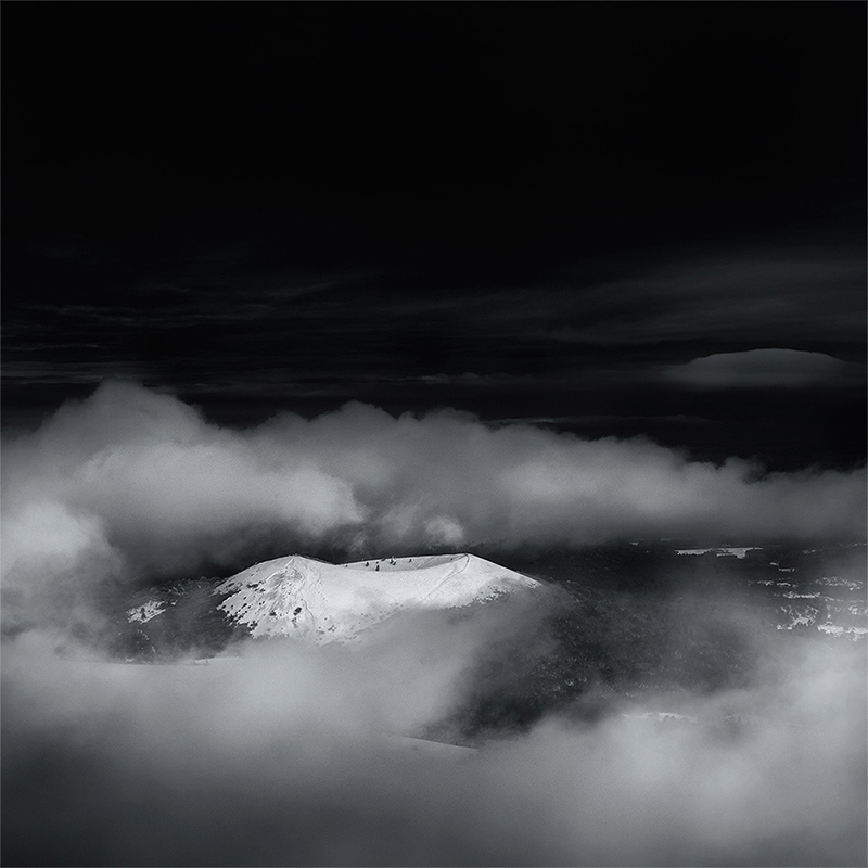 Le Puy de Pariou dans les nuages un matin en hiver - Photo du Puy de Pariou en noir et blanc, par Brok photographie