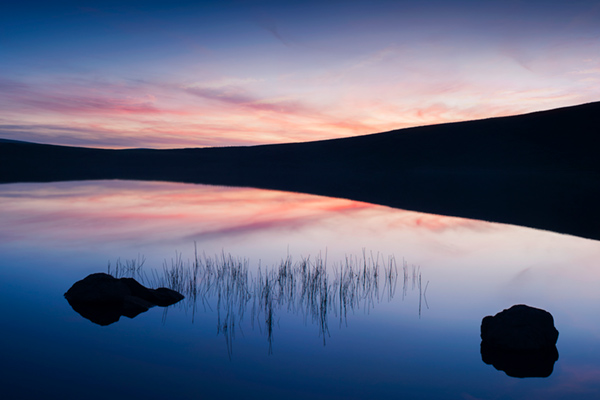 Photo du Lac d'en haut de la Godivelle, au début de l'heure bleue, Brok