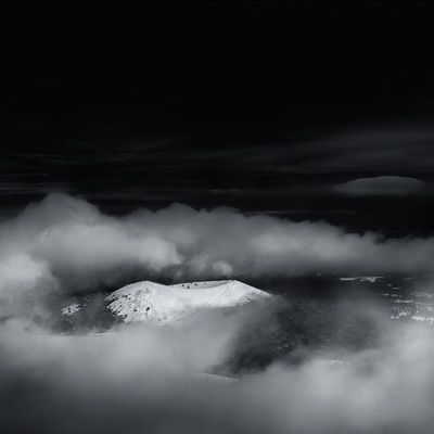 Photo en noir et blanc du puy de Pariou dans les nuages un matin en hiver, Brok photographie