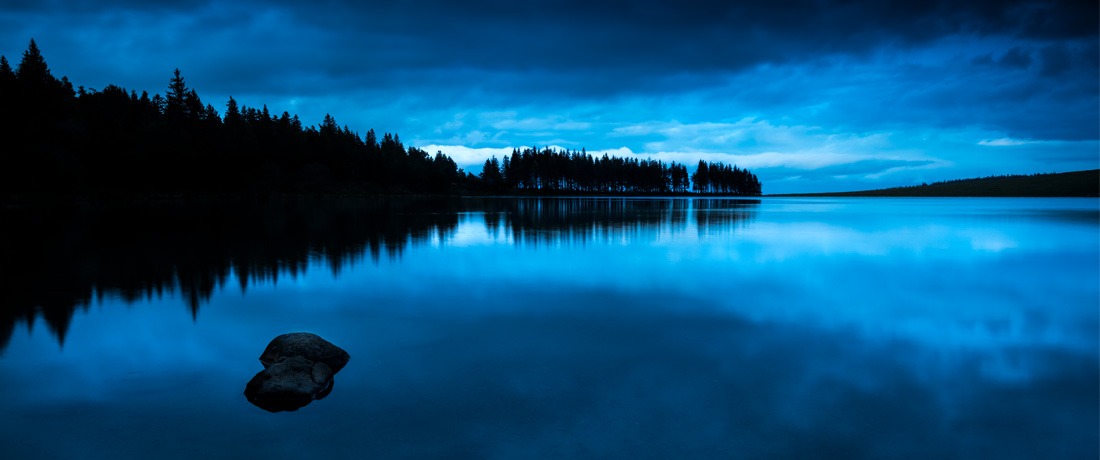 Aperçu d'une photo du lac de Servières à la tombée de la nuit - Photo du lac de Servière la nuit, par BrÖk